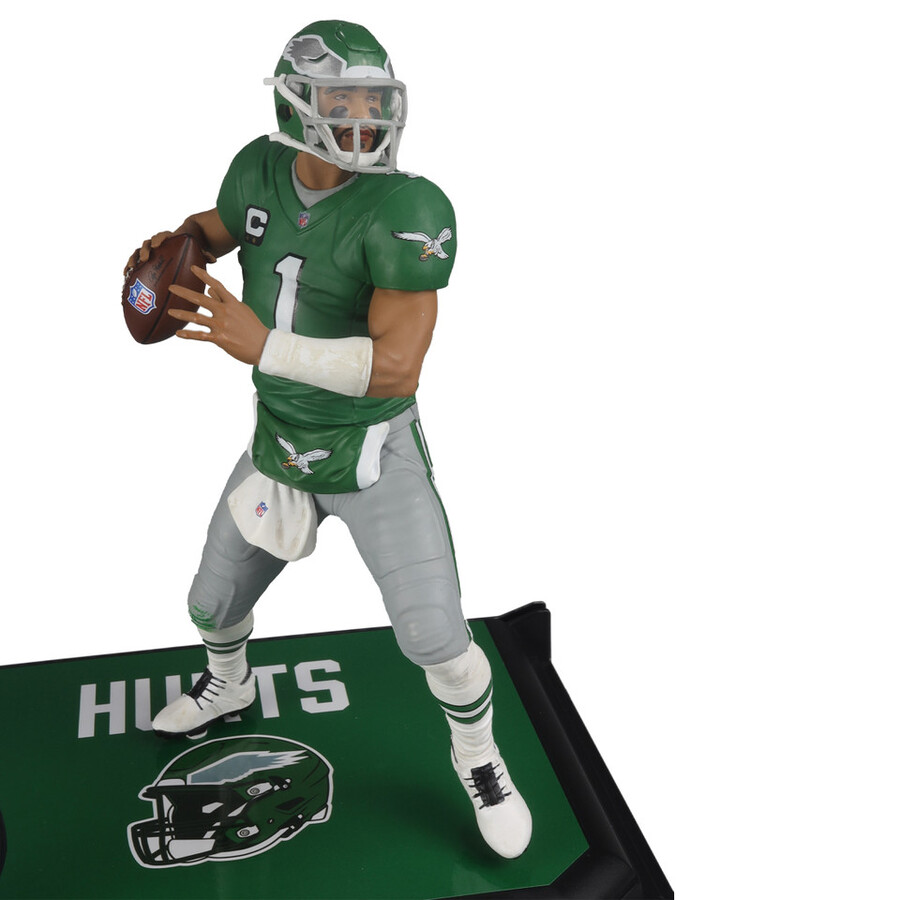 figura de 7 de la nfl gold label de jalen hurts con camiseta de kelly green philadelphia eagles de mcfarlanes sportspicks exclusiva de la tienda de juguetes mcfarlane