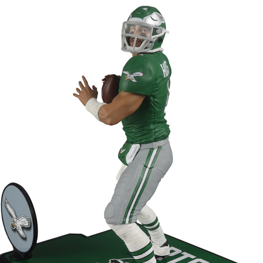 figura de 7 de la nfl gold label de jalen hurts con camiseta de kelly green philadelphia eagles de mcfarlanes sportspicks exclusiva de la tienda de juguetes mcfarlane