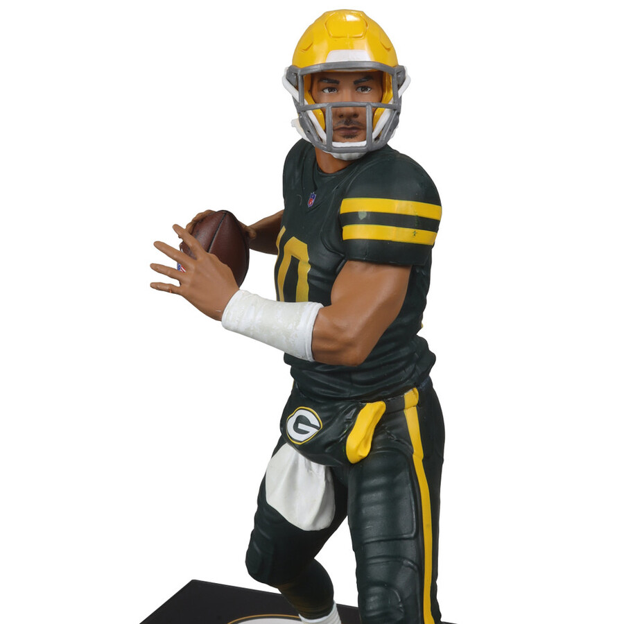 jordan love con camiseta clásica de uniforme green bay packers figura gold label nfl de 18 cm mcfarlanes sportspicks